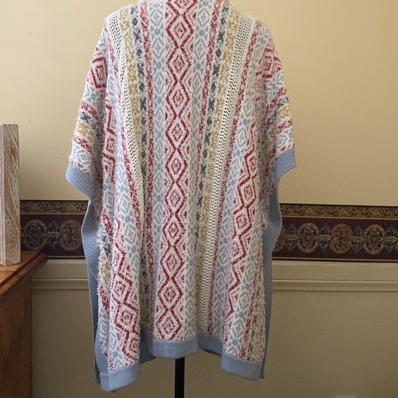 CAbi 5001 Siesta Poncho - Picture 4 of 7